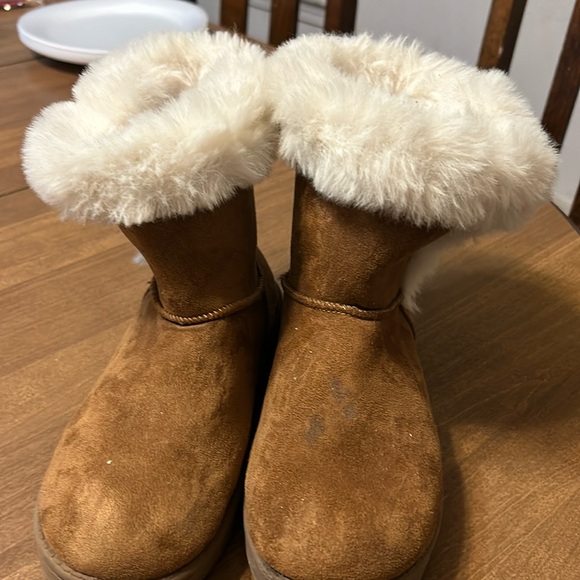 Kohl’s faux suede boots with white fur around rim. In size 5. - Picture 1 of 5